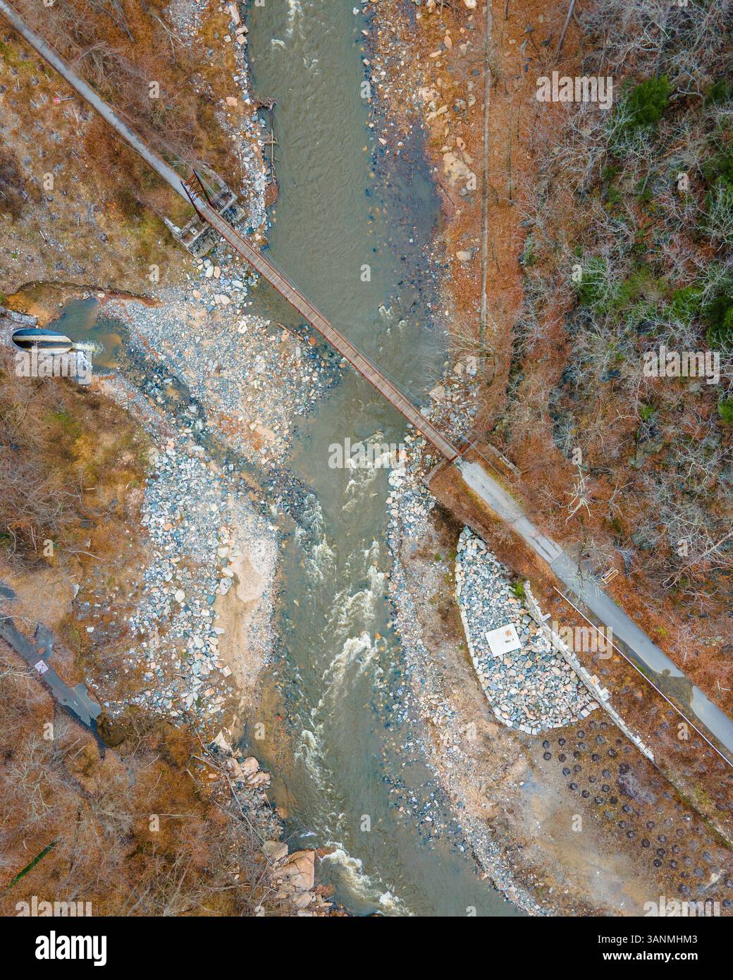 Vista aerea del Grist Mill Walking Bridge e del fiume Patapsco a Catonsville, Maryland, Stati Uniti. Foto Stock