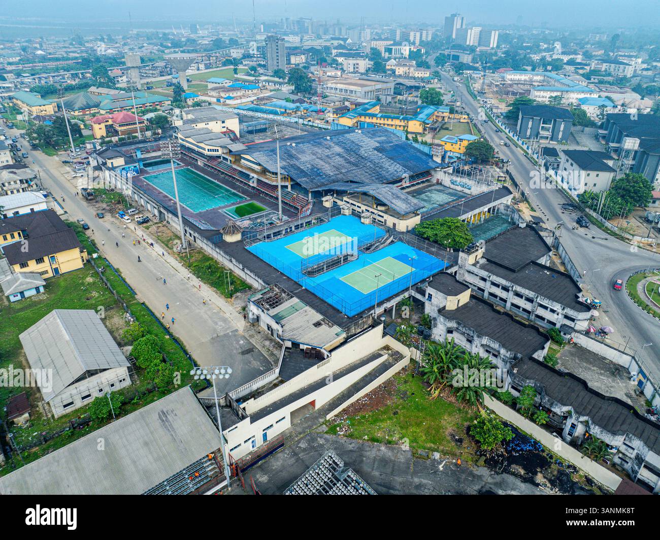 Vista aerea del centro civico e del paesaggio urbano con campi da tennis e strade trafficate, Port Harcourt, Nigeria. Foto Stock