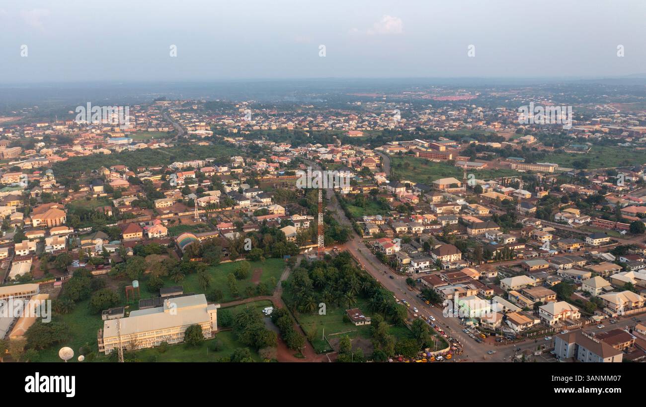 Vista aerea del vivace paesaggio urbano con splendidi edifici e vegetazione, Enugu Nord, Nigeria. Foto Stock