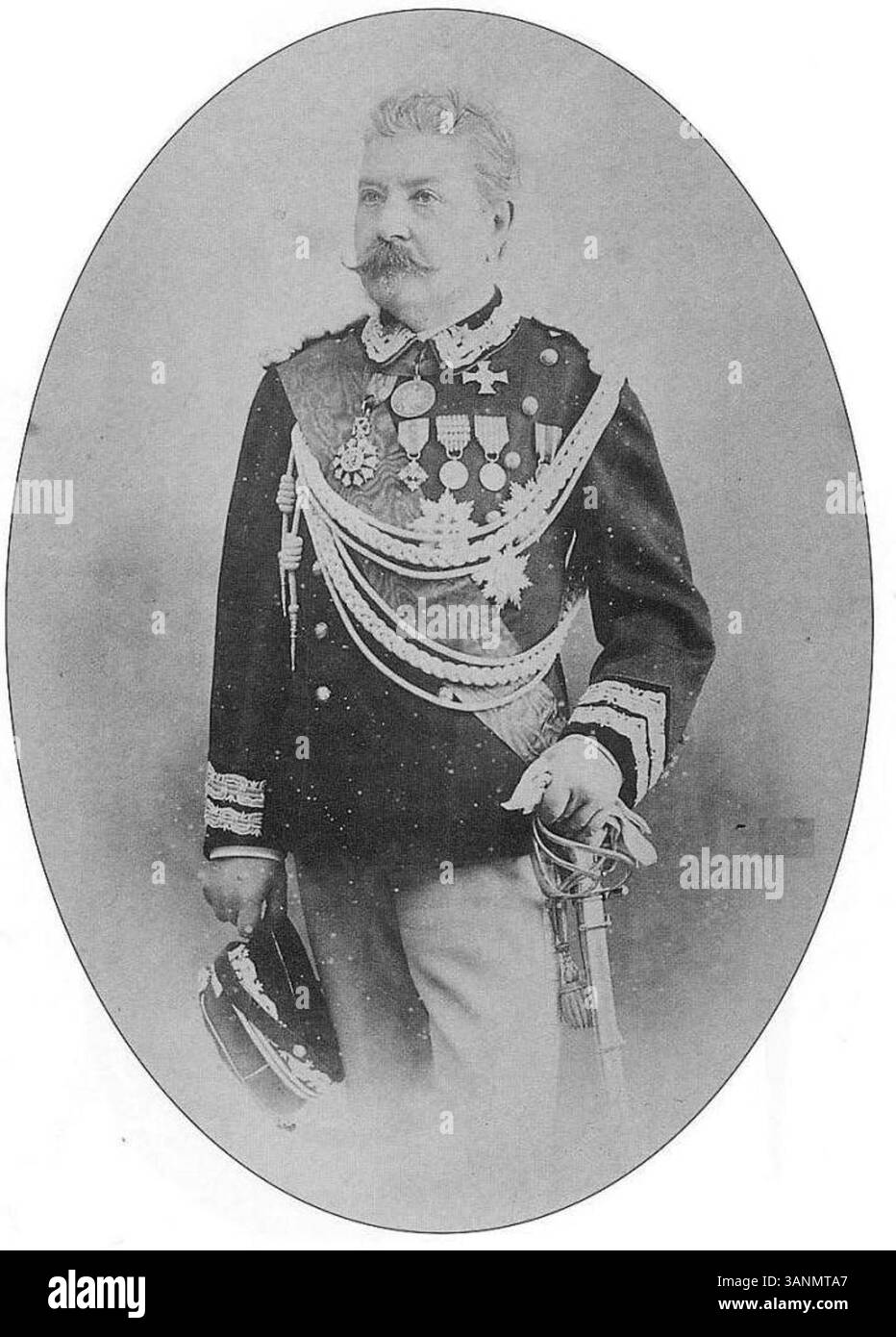 Questa fotografia del 1890 cattura il generale Edoardo Driquet, un'importante figura militare italiana, nella sua uniforme umbertina, evidenziando il suo ruolo nell'esercito durante la fine del XIX secolo. Foto Stock