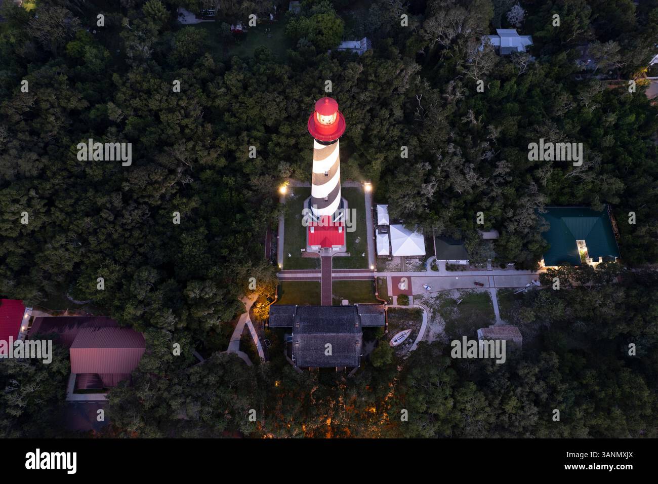 Vista aerea del faro di St. Augustine circondato da foresta e sentiero, Lighthouse Park, St. Augustine, Florida, Stati Uniti. Foto Stock