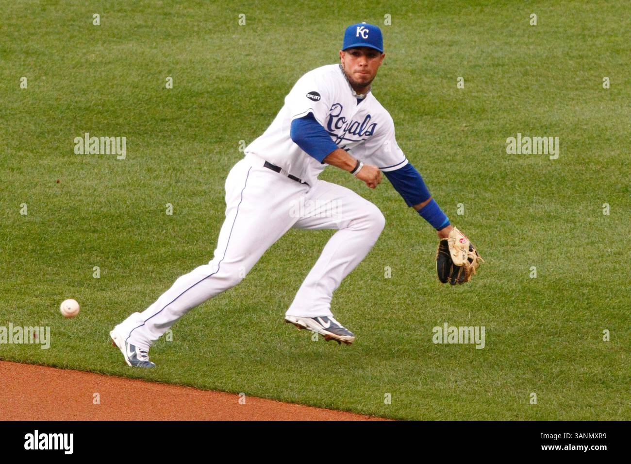 2 giugno 2011: Mike Aviles n. 13 di Kansas City in azione durante la partita MLB tra i Minnesota Twins e i Kansas City Royals al Kauffman Stadium di Kansas City, Missouri (Credit Image: © Kyle Rivas/Cal Sport Media/ZUMAPRESS.com) Foto Stock