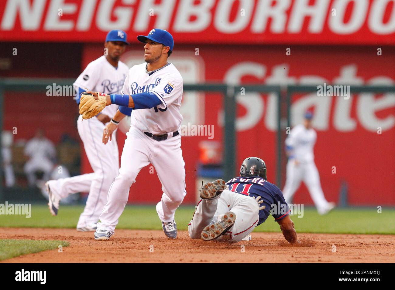 2 giugno 2011: Ben Revere n. 11 dei Minnesota ruba il secondo dietro Mike Aviles n. 13 di Kansas City durante la partita MLB tra i Minnesota Twins e i Kansas City Royals al Kauffman Stadium di Kansas City, MO(Credit Image: © Kyle Rivas/Cal Sport Media/ZUMAPRESS.com) Foto Stock