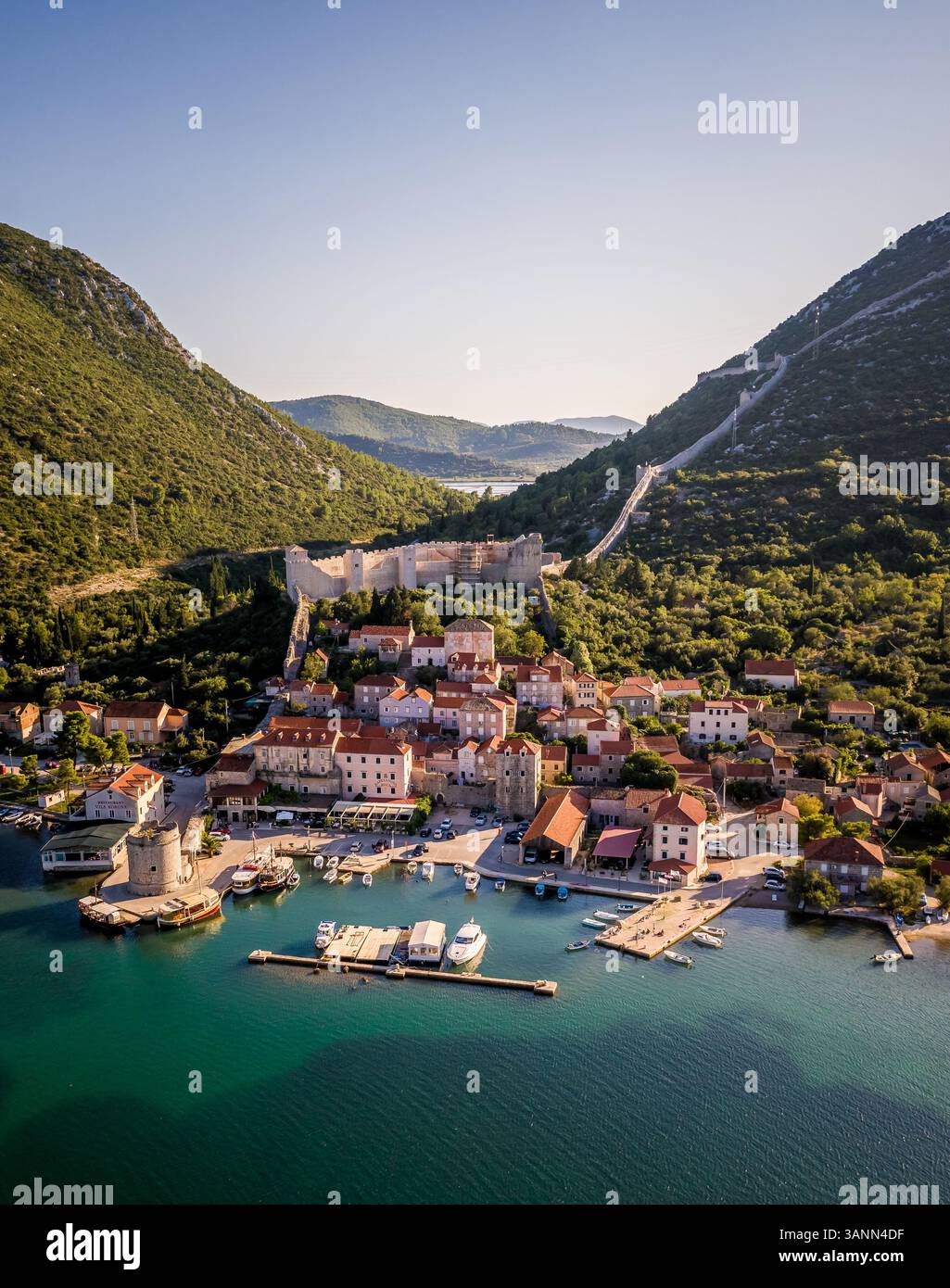 Vista aerea della città di stagno, famosa per le sue lunghe mura fortificate, la Croazia. Foto Stock