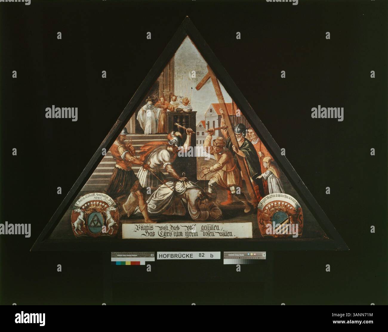 Christus wird gezwungen das Kreuz zu tragen illustra la sofferenza di Cristo mentre è costretto a portare la sua croce verso la sua crocifissione. Il momento cattura l'angoscia fisica ed emotiva che sopporta. Foto Stock