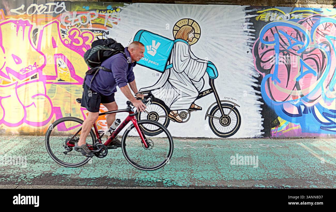 Glasgow, Scozia, Regno Unito. 15 aprile 2025. Deliveroo Jesus murale sul muro legalizzato per i graffitti sulla passerella di clyde dell'artista Ashley famoso per la sua oompah a testa conica, la ragazza della charly e la debacle della fabbrica di cioccolato. Credit Gerard Ferry/Alamy Live News Foto Stock