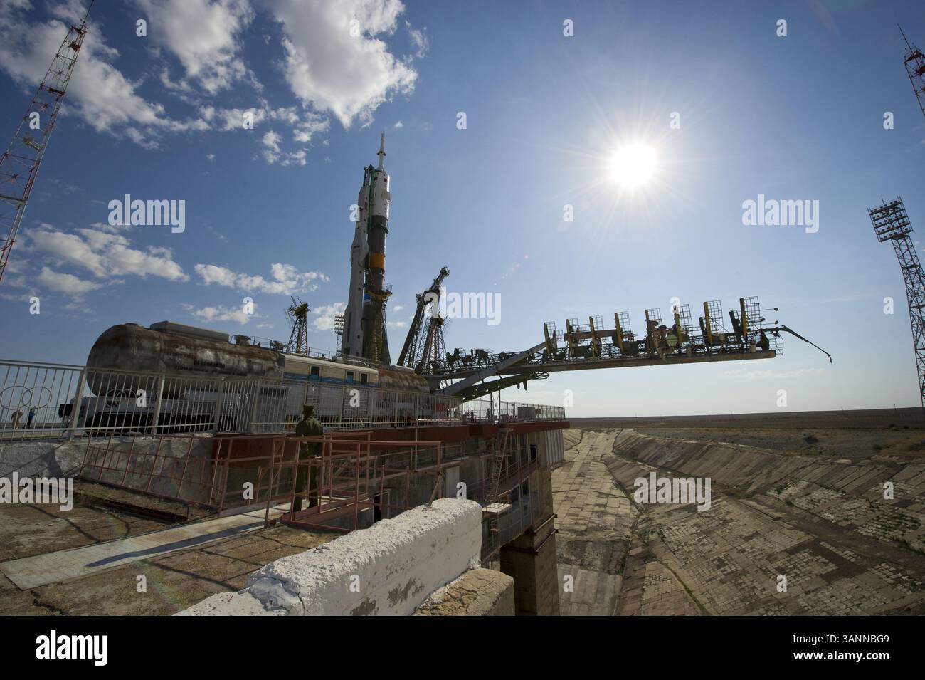 5 giugno 2011 - Baikonur, Kazakistan - alla luce del Sole. Il veicolo spaziale Soyuz TMA-02M sulla rampa di lancio dopo essere stato sollevato in posizione verticale domenica, al cosmodromo di Baikonur in Kazakistan. Il lancio della navicella Soyuz con la missione 28 Soyuz comandante Sergei Volkov della Russia, l'ingegnere di volo della NASA Mike Fossum e l'ingegnere di volo JAXA (Japan Aerospace Exploration Agency) Satoshi Furukawa è previsto per martedì 7 giugno 2011. (Immagine di credito: &#169; Carla Cioffi/NASA/ZUMAPRESS.com) Foto Stock
