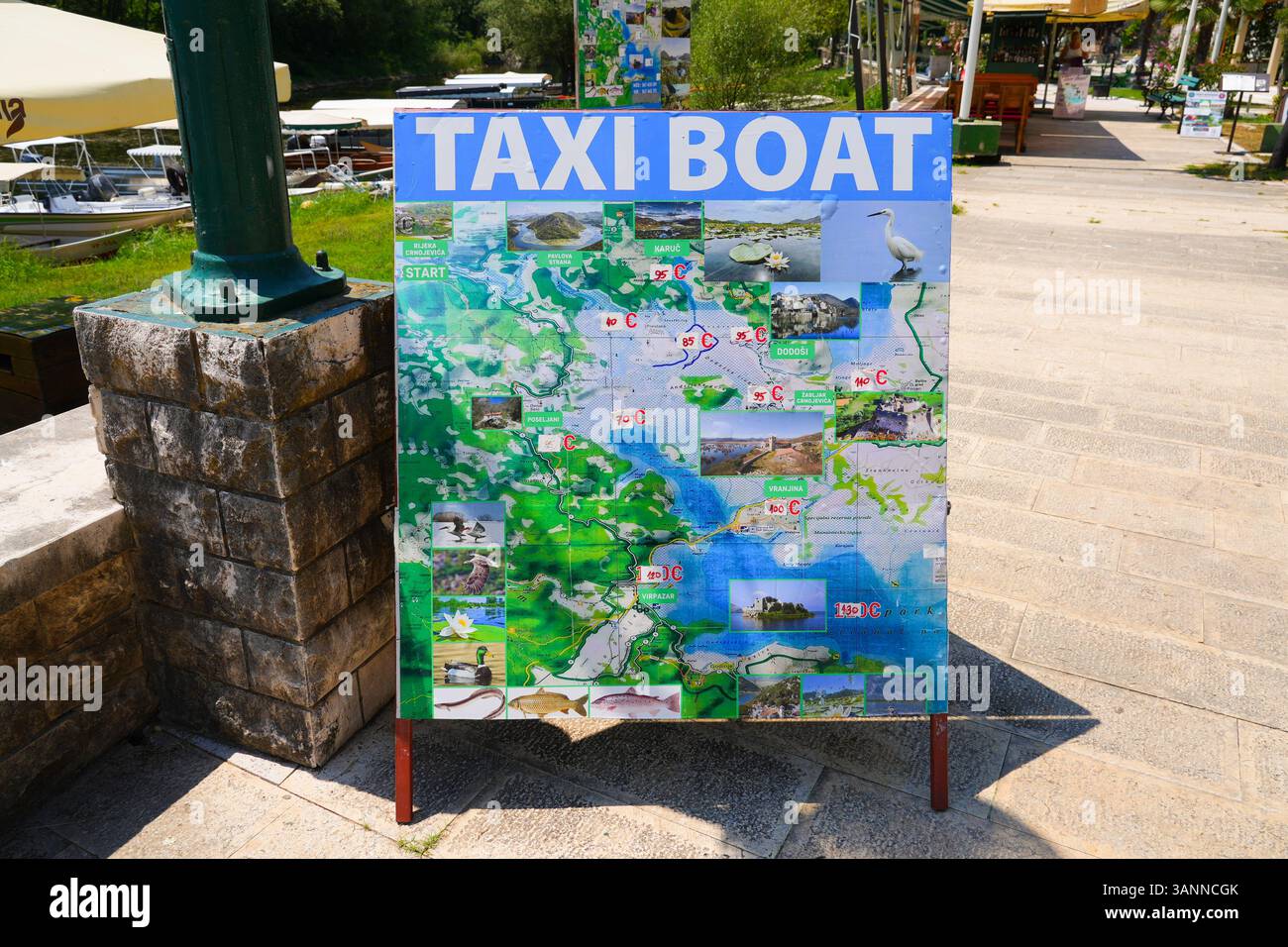 Mappa del fiume Rijeka Crnojevića con prezzi del taxi per diverse destinazioni sulle rive del lago Skadar in Montenegro nei Balcani Foto Stock