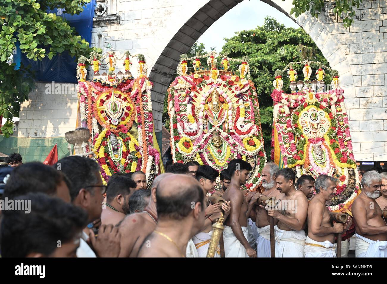 I sacerdoti portano idoli di Sri Padmanabhaswamy, Narasimha e Krishna durante la processione sacra di Aarattu al tempio di Padmanabhaswamy Thiruvananthapuram. Foto Stock