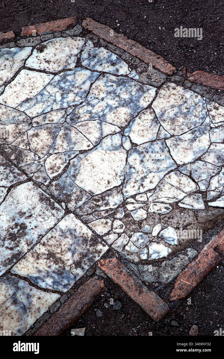 Lastra di marmo rotta sul pavimento sporco Foto Stock