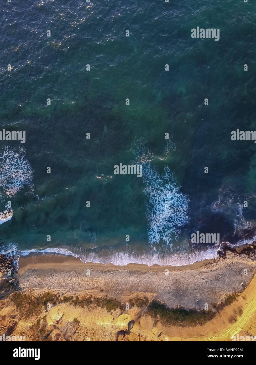 Vista aerea di una spiaggia vuota a San Diego, California, Stati Uniti. Foto Stock