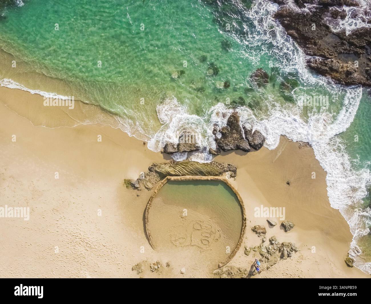 Vista aerea di una piscina naturale sulla spiaggia di Laguna Beach, California, Stati Uniti. Foto Stock