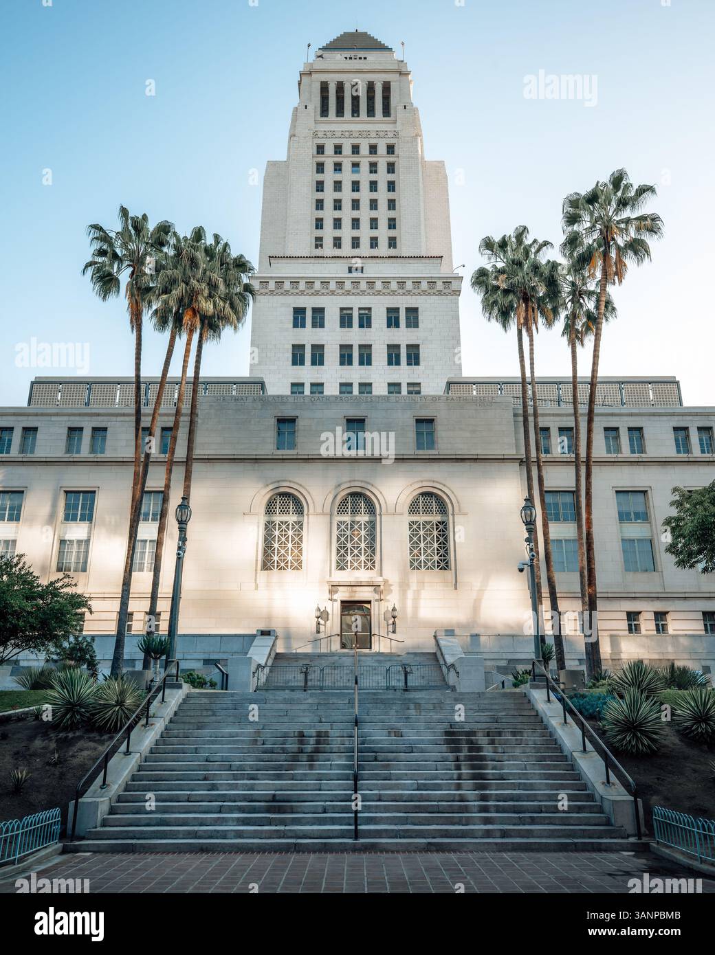 Ingresso laterale del municipio di Los angeles durante l'alba Foto Stock