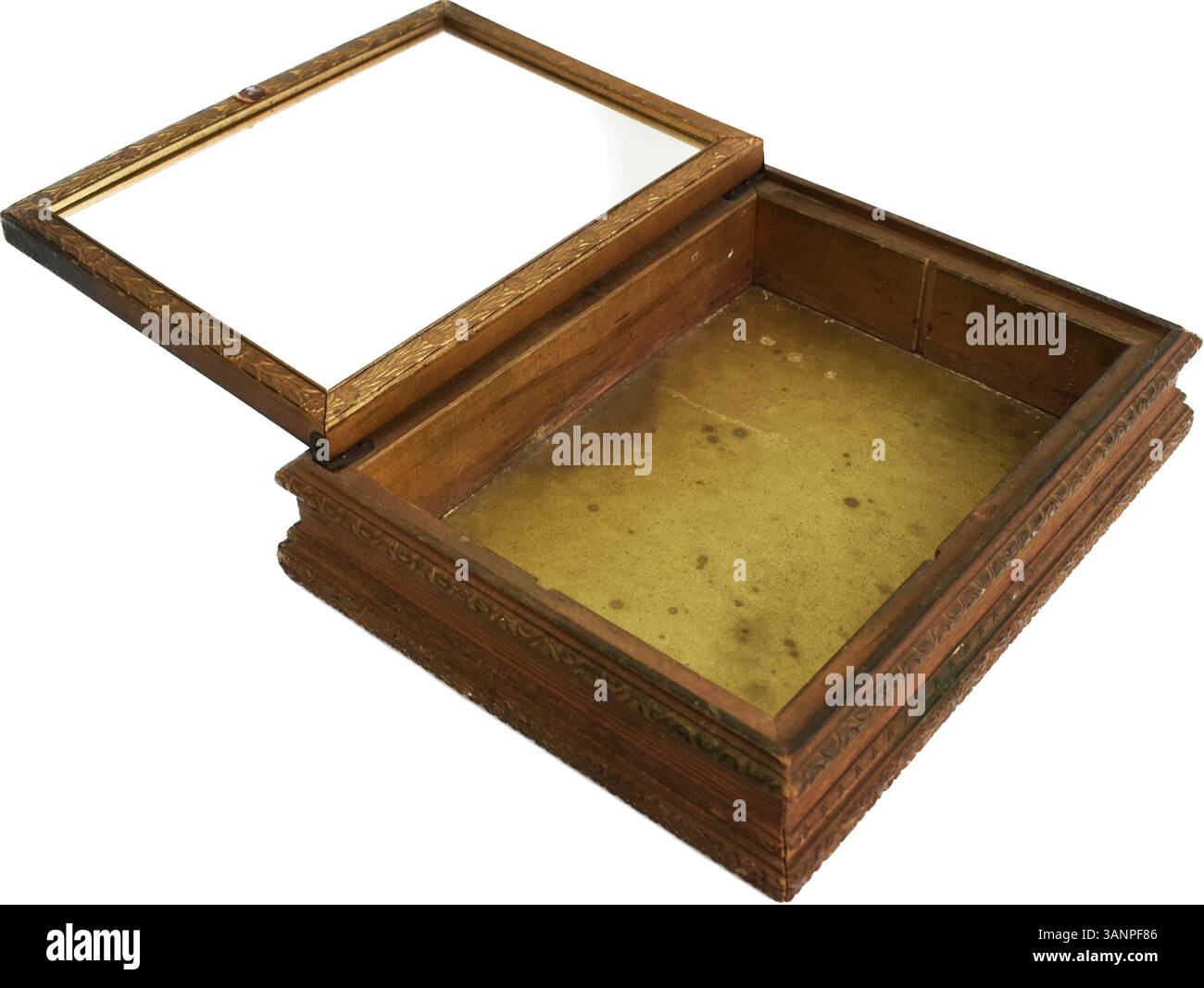 portagioie in legno antico con texture rustica isolata su sfondo bianco Foto Stock