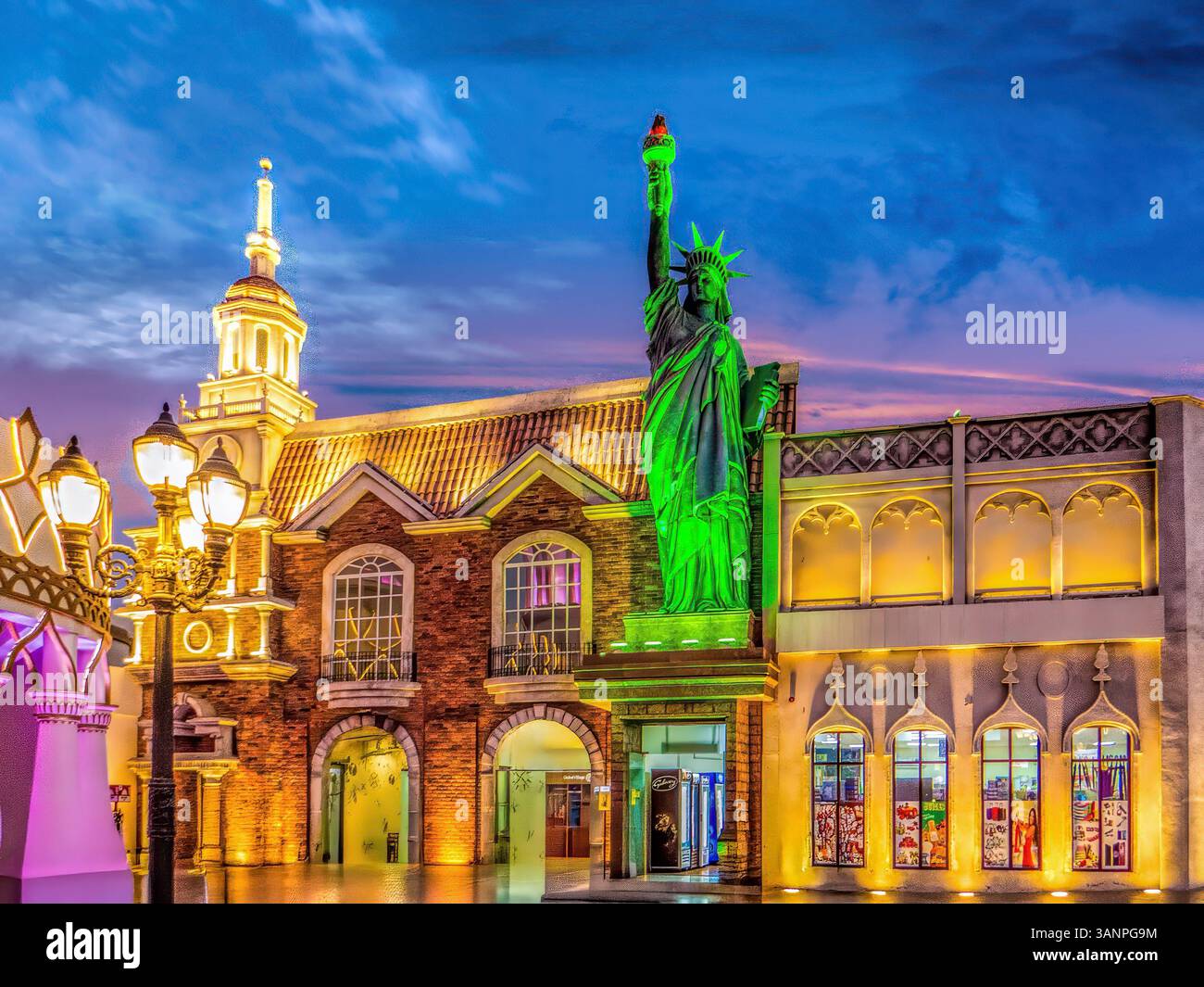 Global Village, Dubai Emirati Arabi Uniti. Iconica statua della libertà replica al Global Village di Dubai, simbolo di fusione culturale e fascino internazionale. Foto Stock