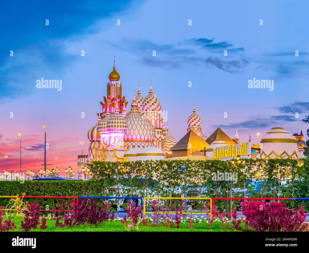 Dubai, Emirati Arabi Uniti. Global Village Dubai. Vista delle strutture in stile russo all'ingresso del Global Village di Dubai. Foto Stock