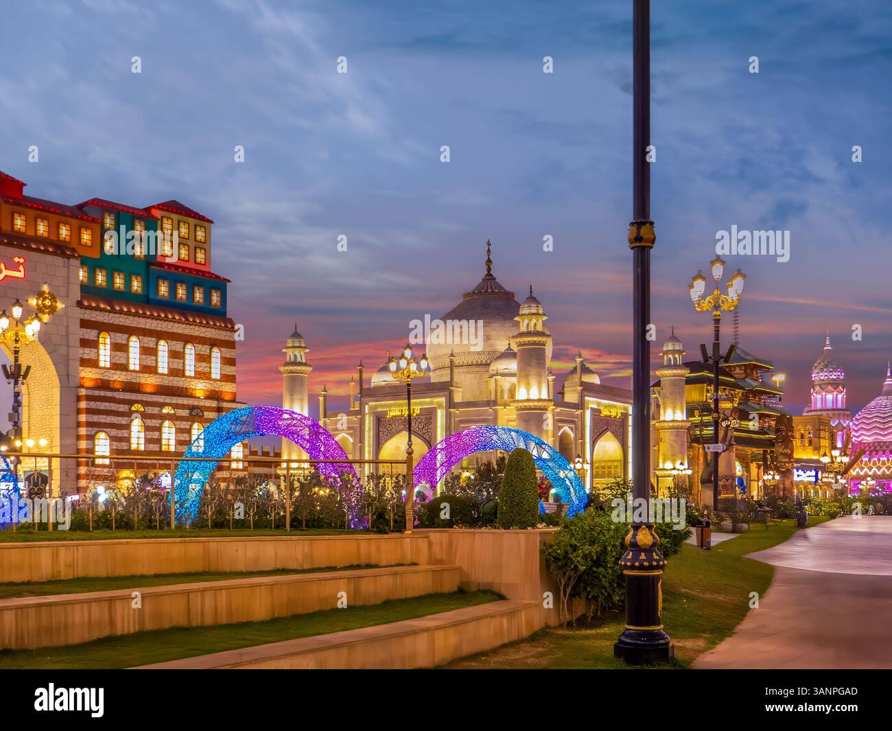 DUBAI, EMIRATI ARABI UNITI. Padiglione Taj Mahal nel centro divertimenti del parco Global Village Foto Stock