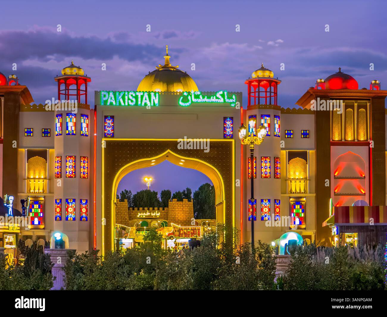Dubai, Emirati Arabi Uniti. Il padiglione del paese pakistano nel Global Village vicino alla città di Dubai, Emirati Arabi Uniti Foto Stock