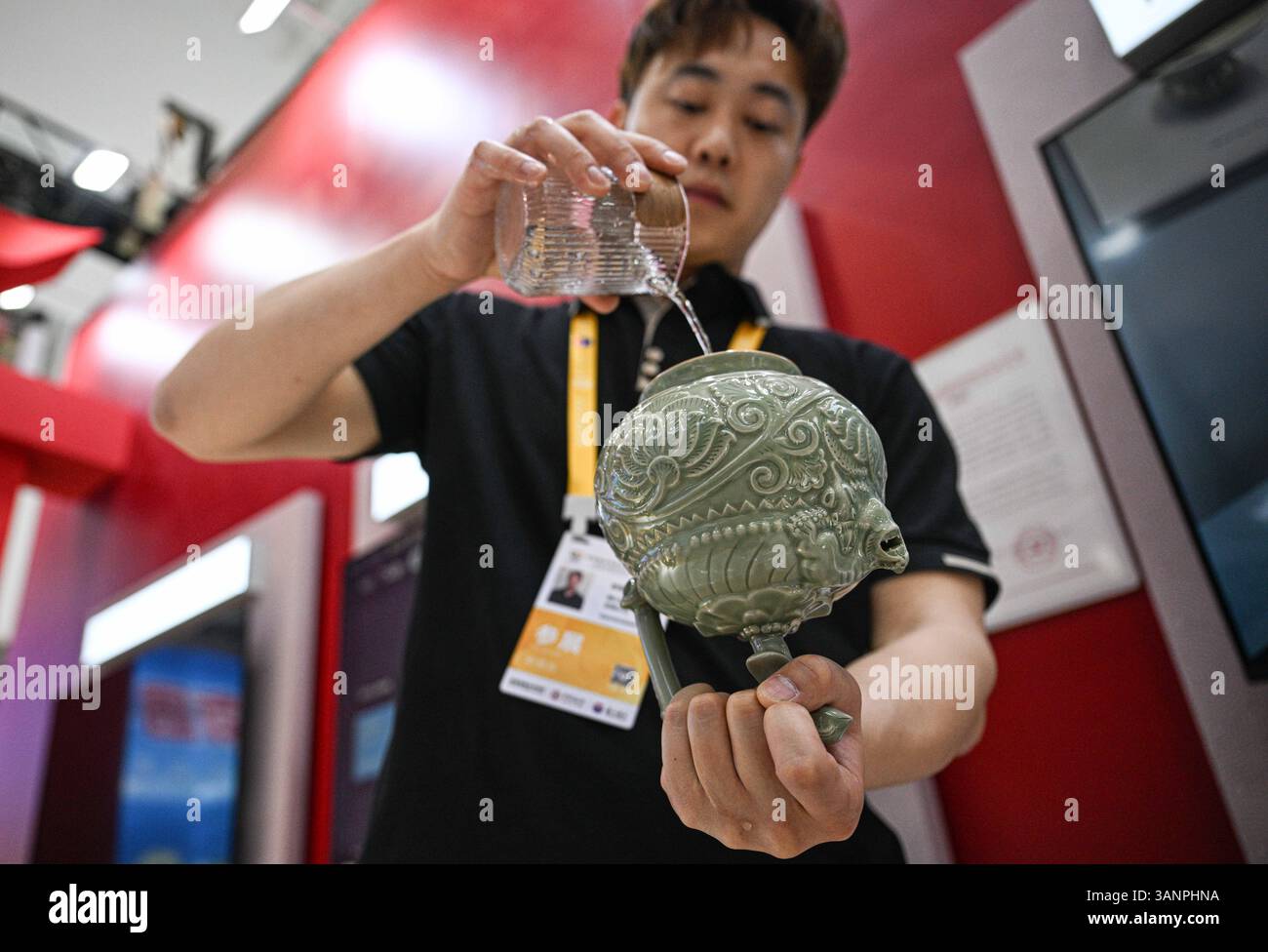 Haikou, la provincia cinese di Hainan. 15 aprile 2025. Un espositore espone un prodotto di ceramiche del forno Yaozhou alla 5a China International Consumer Products Expo (CICPE) ad Haikou, nella provincia di Hainan, nella Cina meridionale, il 15 aprile 2025. La tecnica di cottura delle ceramiche dei forni Yaozhou è riconosciuta come patrimonio culturale immateriale nazionale. Crediti: Xinhua/Alamy Live News Foto Stock