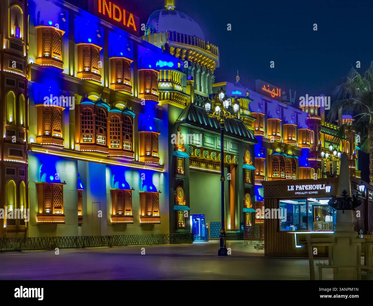 DUBAI, EMIRATI ARABI UNITI. Padiglione India al Global Village di Dubai. È considerato il più grande progetto di turismo, svago e intrattenimento al mondo. Foto Stock