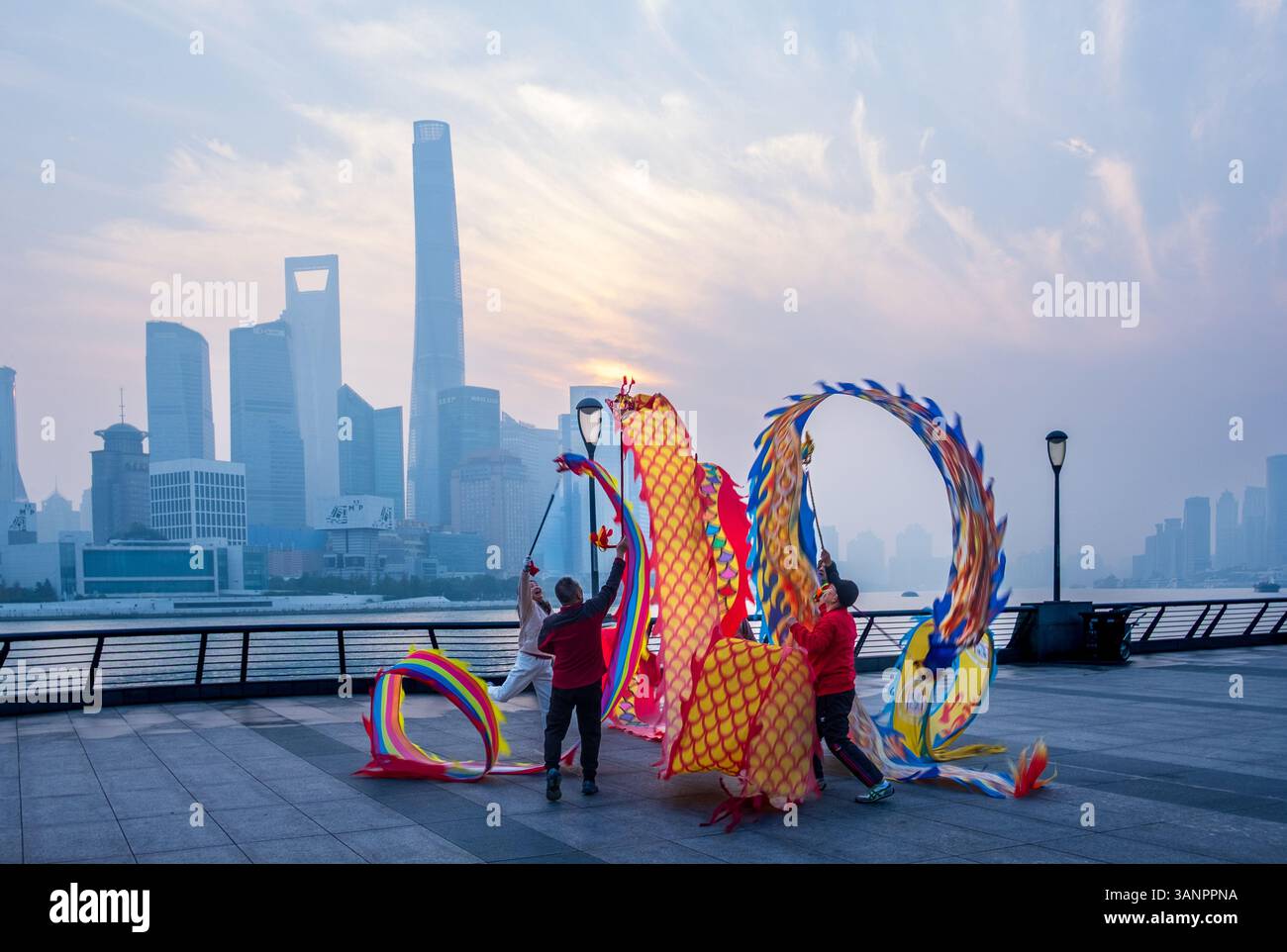 All'alba del Bund a Shanghai, Cina, si pratica di danza tradizionale del Drago Cinese Foto Stock