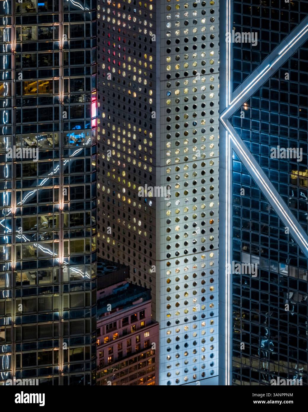 Vista aerea degli edifici di Hong Kong di notte, vista dell'architettura moderna del quartiere finanziario. Foto Stock