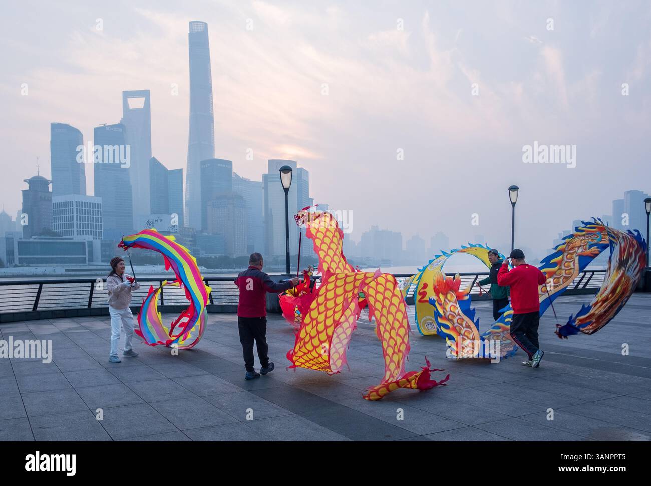 Al mattino presto sul Bund a Shanghai, Cina, pratica di danza tradizionale del Drago Cinese Foto Stock
