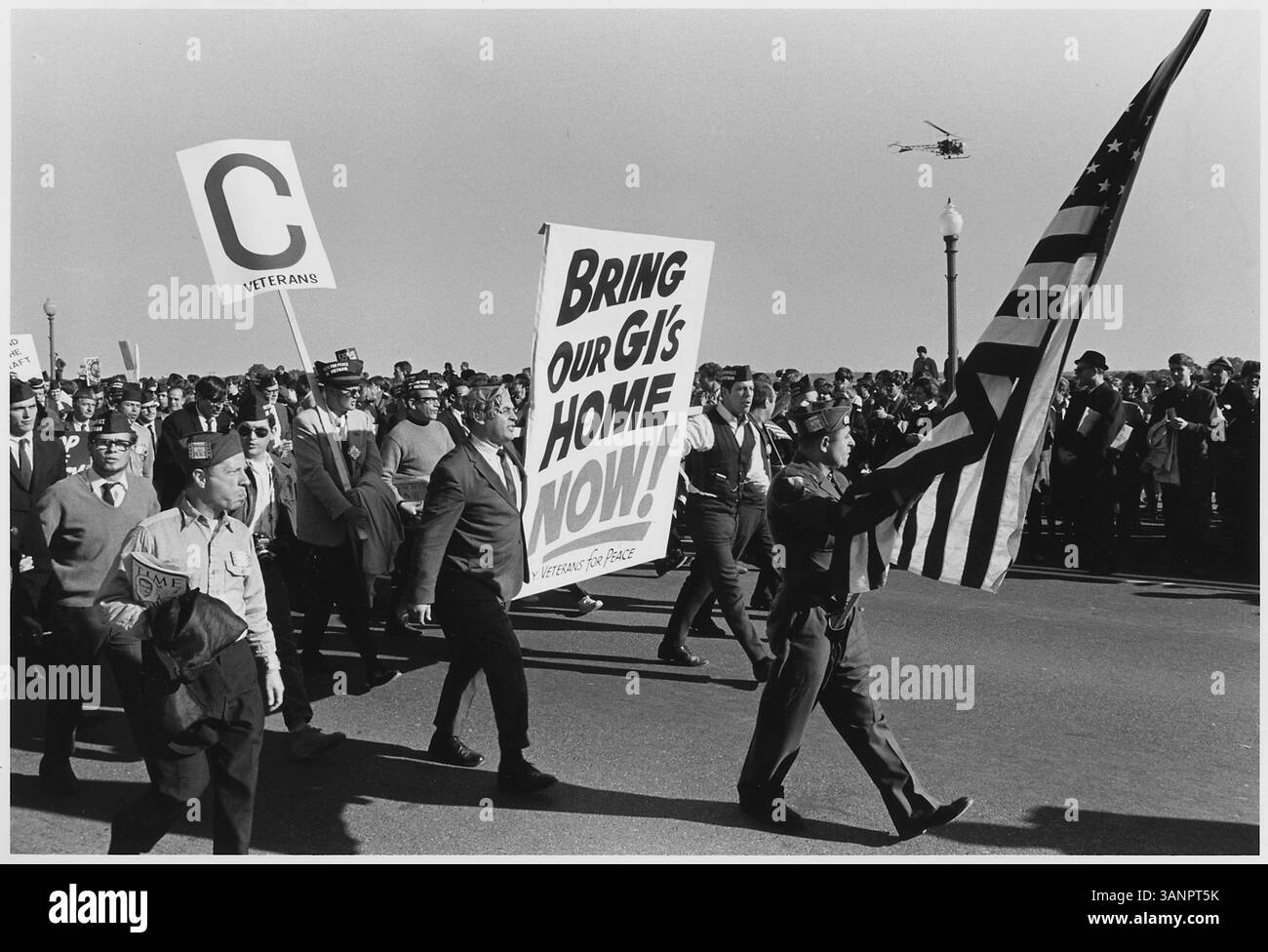 Con una bandiera americana e un cartello con scritto "porta il nostro GIS a casa ora!", Veterani per la pace partecipa alla marcia del Pentagono, Arlington, Virginia, 21 ottobre 1967. Foto di Frank Wolfe/Johnson White House Photographs Foto Stock