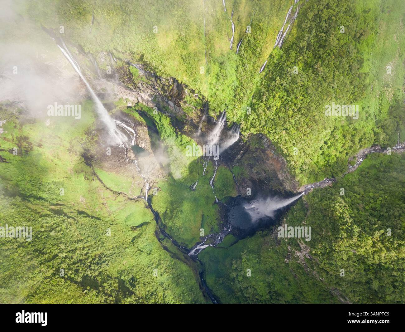 Vista aerea sopra la cascata circondata dalla giungla, Faroe Island. Foto Stock