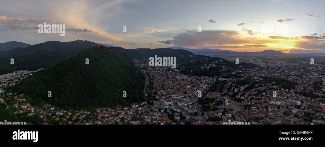 Vista aerea panoramica del Centrul Vechi Schei (città vecchia), Brasov, Romania. Foto Stock