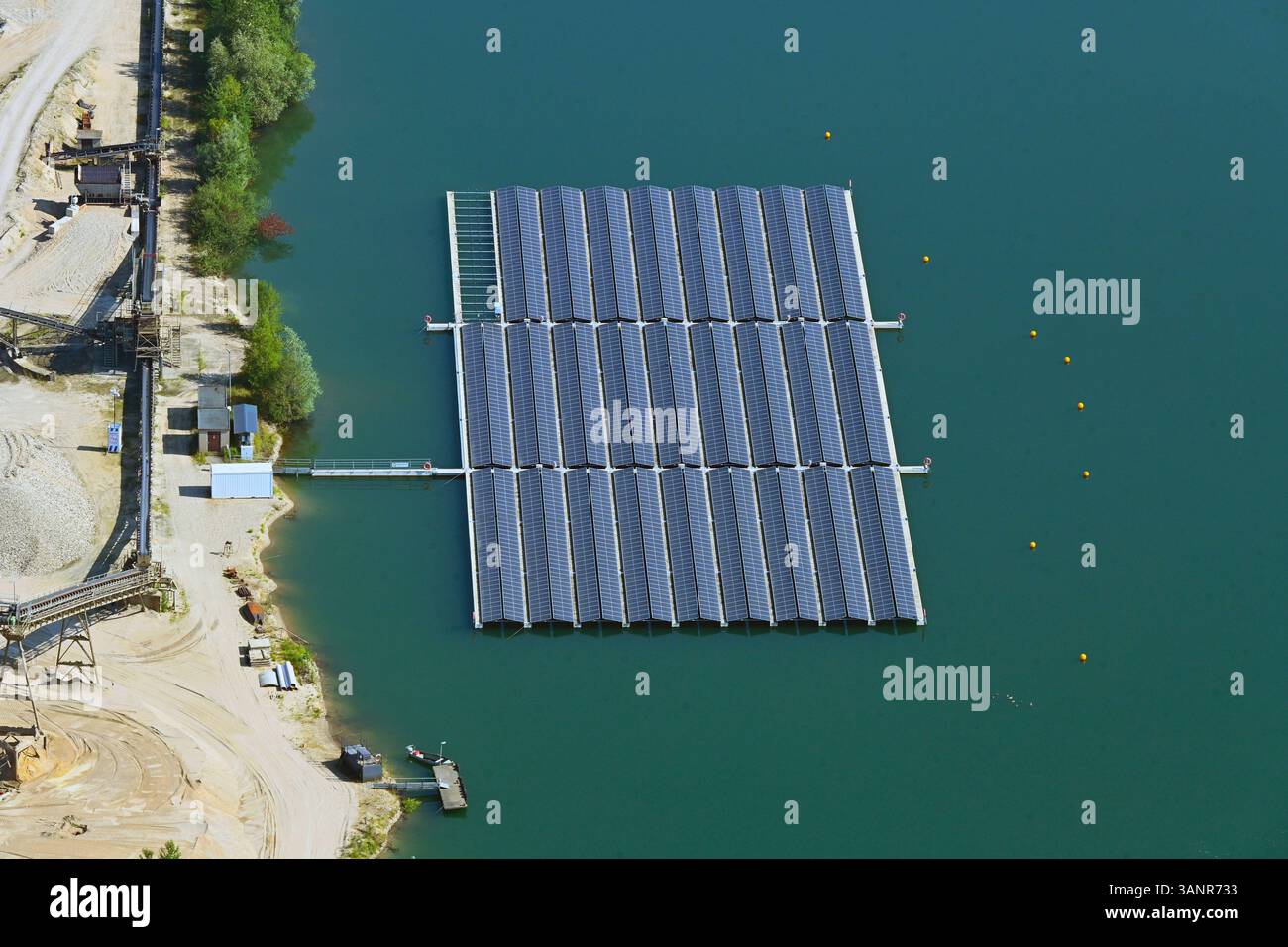 Vista aerea dei pannelli solari galleggianti su un lago tranquillo, Weeze, Nordrhein-Westfalen, Germania. Foto Stock