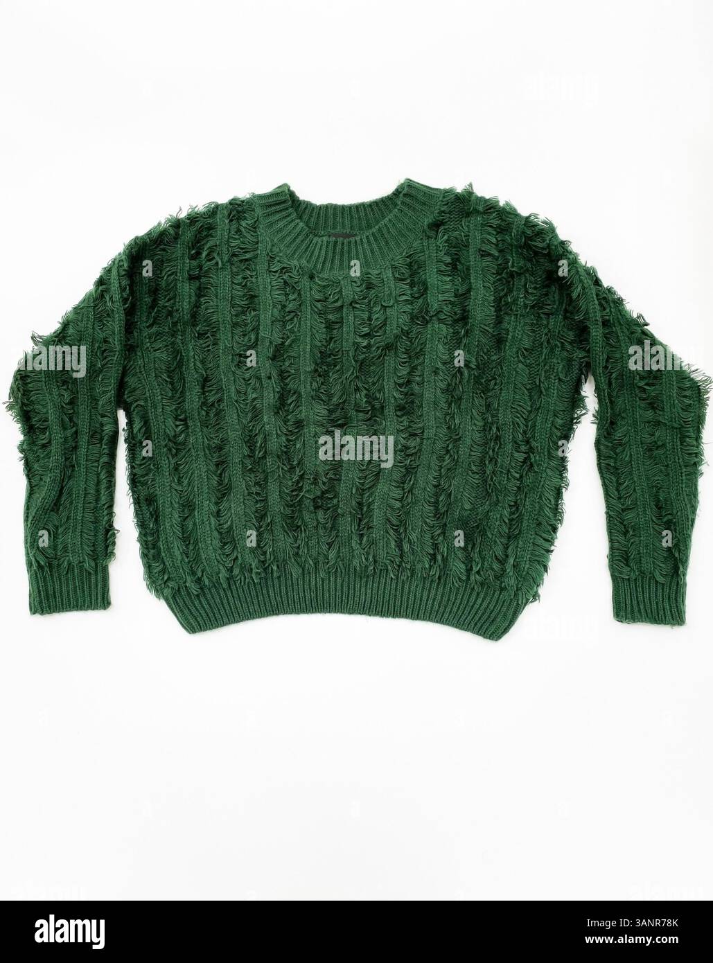 Maglione in maglia verde su sfondo bianco. Primo piano. Foto Stock