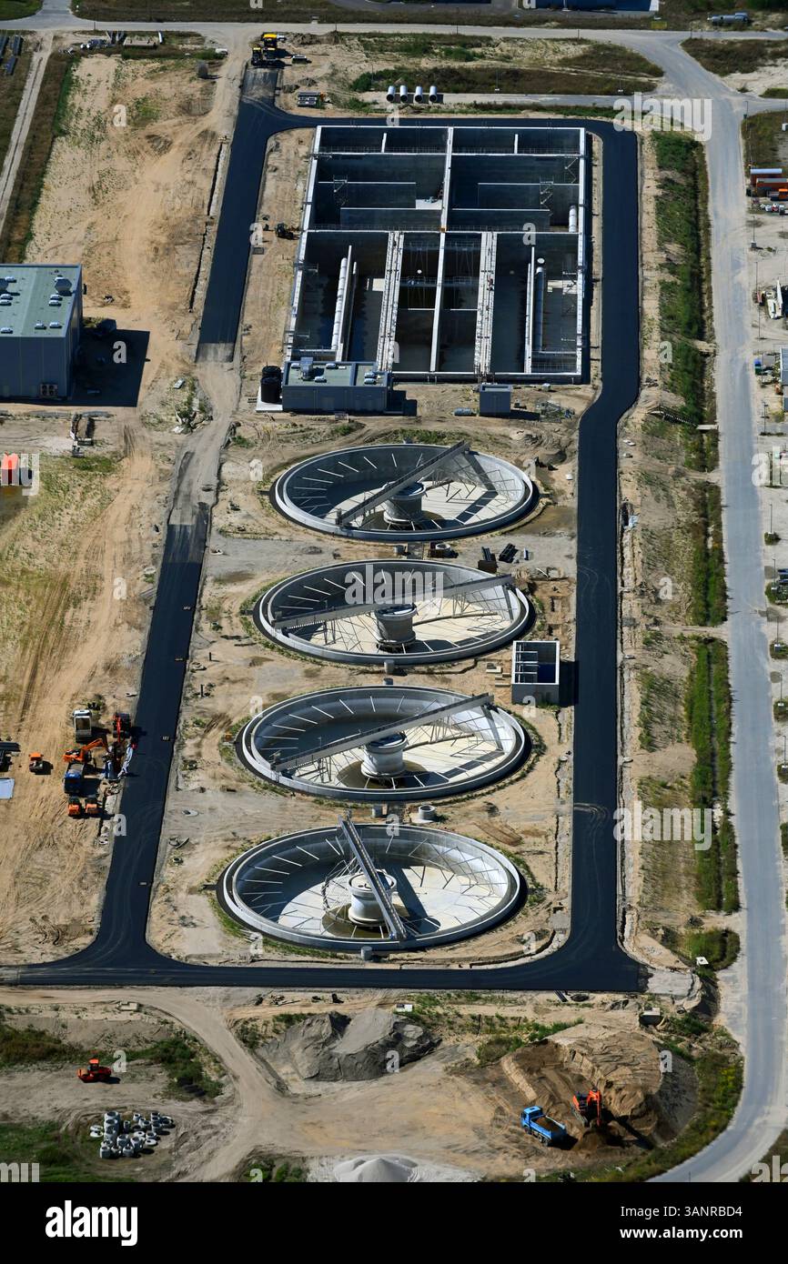 Vista aerea del moderno impianto di trattamento delle acque reflue con cisterne circolari e impianto industriale, Wassmannsdorf, Brandeburgo, Germania. Foto Stock