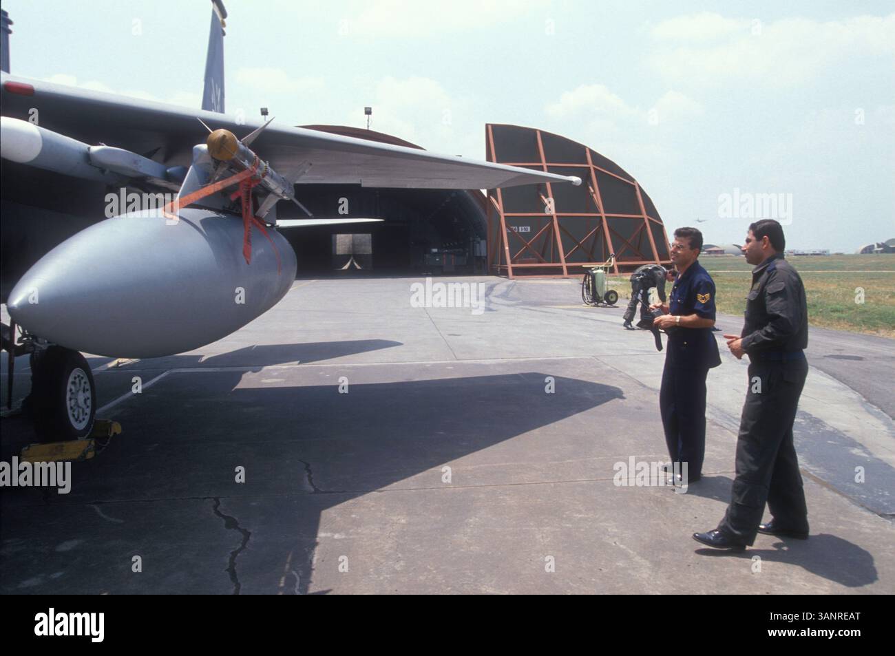 27 giugno 1995 - Incirlik, Turchia - i piloti francesi preparano un jet Jaguar prima di pattugliare la zona no fly sull'Iraq settentrionale. (Immagine di credito: © Kevin McKiernan/ZUMAPRESS.com) Foto Stock