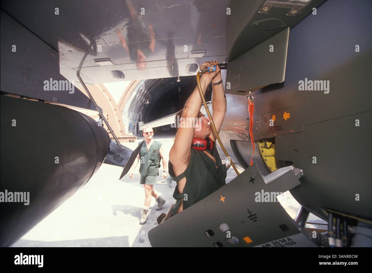27 giugno 1995 - Incirlik, Turchia - i piloti francesi preparano un jet Jaguar prima di pattugliare la zona no fly sull'Iraq settentrionale. (Immagine di credito: © Kevin McKiernan/ZUMAPRESS.com) Foto Stock