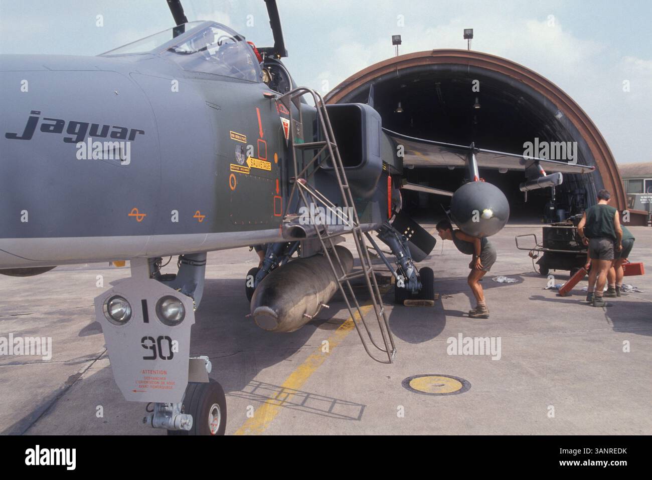 27 giugno 1995 - Incirlik, Turchia - i piloti francesi preparano un jet Jaguar prima di pattugliare la zona no fly sull'Iraq settentrionale. (Immagine di credito: © Kevin McKiernan/ZUMAPRESS.com) Foto Stock
