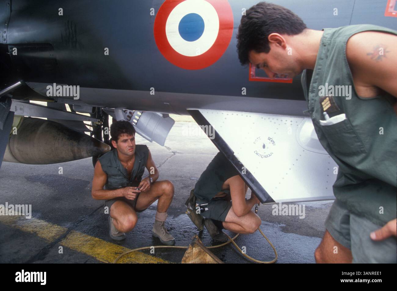 27 giugno 1995 - Incirlik, Turchia - i piloti francesi preparano un jet Jaguar prima di pattugliare la zona no fly sull'Iraq settentrionale. (Immagine di credito: © Kevin McKiernan/ZUMAPRESS.com) Foto Stock