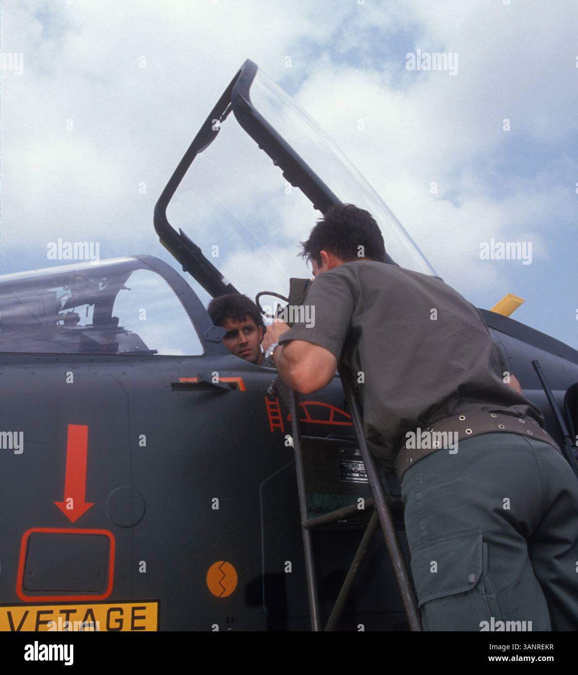 27 giugno 1995 - Incirlik, Turchia - i piloti francesi preparano un jet Jaguar prima di pattugliare la zona no fly sull'Iraq settentrionale. (Immagine di credito: © Kevin McKiernan/ZUMAPRESS.com) Foto Stock