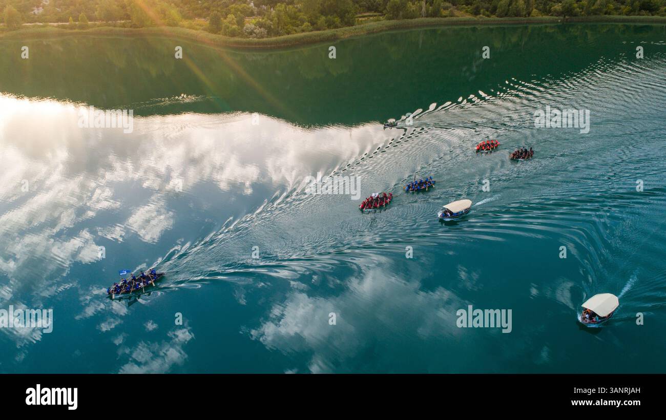Vista aerea delle barche durante la tradizionale corsa in barca sui laghi Bacina vicino alla città di Ploce in Dalmazia, Croazia. Foto Stock