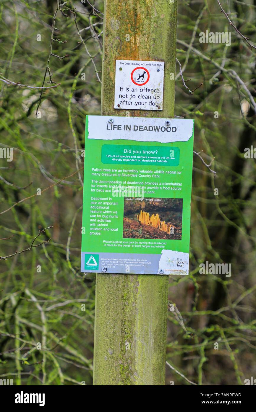 Una bacheca informativa su "Life in deadwood", Silverdale Community Country Park, Newcastle Under Lyme, Stoke-on-Trent, Staffordshire, Inghilterra, REGNO UNITO Foto Stock