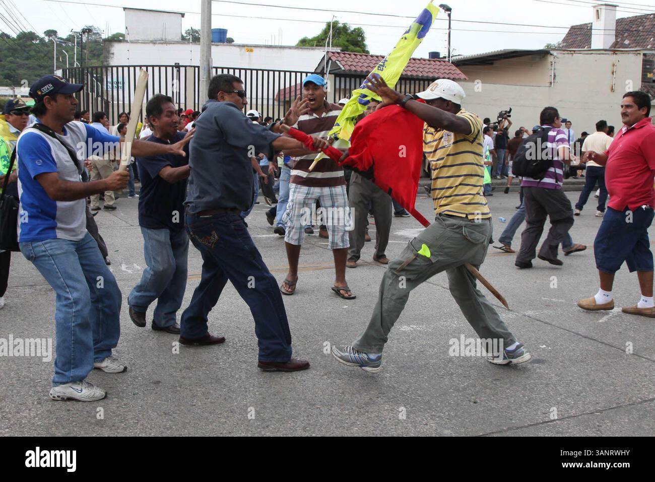 12 maggio 2011 - Guayaquil, GUAYAS, Ecuador - GUAYAQUIL-ECUADOR.- 12/05/2011. PARA POLITICA. CNE INCIDENTES . AVE DEMOCRACIA Y SUFRAGIO LIBRE EN EL CONSEJO NACIONAL ELECTORAL DEL GUAYAS SE ENFRENTARON LOS SIMPATIZANTES POR EL SI Y EL NO EN LA PARTE EXTERIOR SE LANZARON PALOS Y GOLPES ENTRE ALGUNAS PERSONAS. FOTO MARIO FAUSTOS (CREDIT IMAGE: © EL COMERCIO/GDA/ZUMAPRESS.COM) Foto Stock