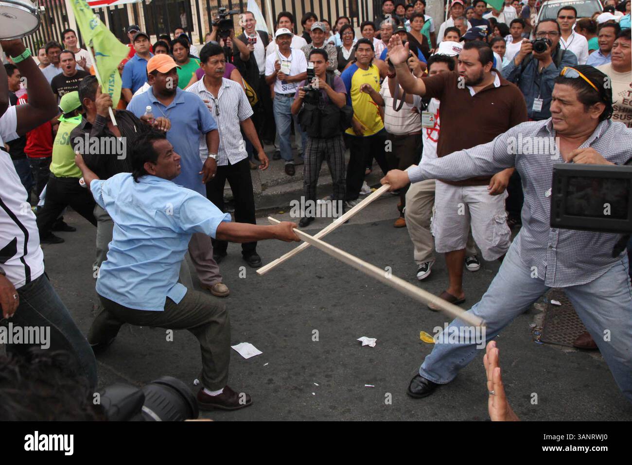 12 maggio 2011 - Guayaquil, GUAYAS, Ecuador - GUAYAQUIL-ECUADOR.- 12/05/2011. PARA POLITICA. CNE INCIDENTES . AVE DEMOCRACIA Y SUFRAGIO LIBRE EN EL CONSEJO NACIONAL ELECTORAL DEL GUAYAS SE ENFRENTARON LOS SIMPATIZANTES POR EL SI Y EL NO EN LA PARTE EXTERIOR SE LANZARON PALOS Y GOLPES ENTRE ALGUNAS PERSONAS. FOTO MARIO FAUSTOS (CREDIT IMAGE: © EL COMERCIO/GDA/ZUMAPRESS.COM) Foto Stock