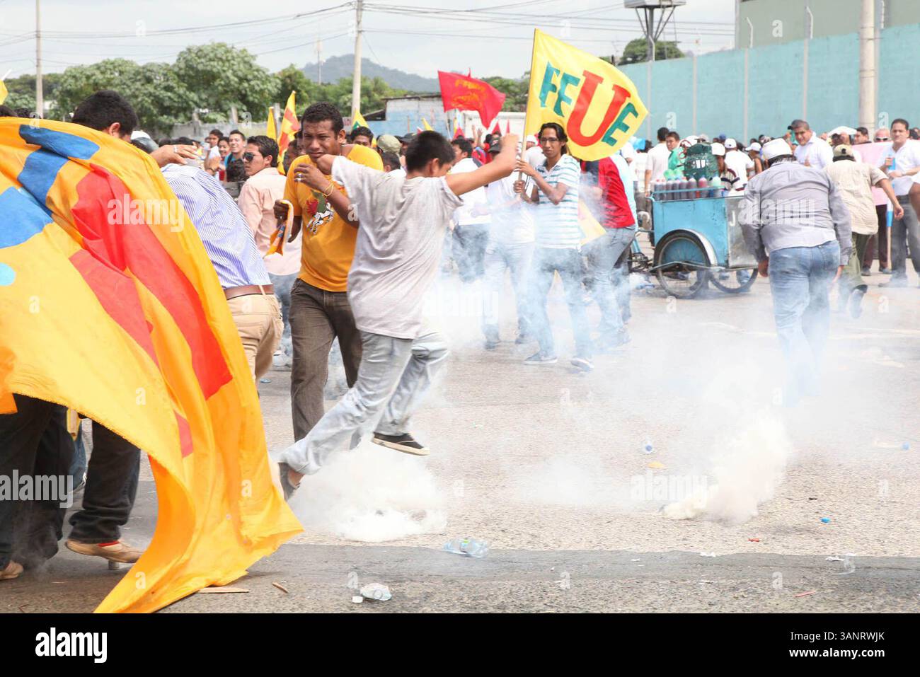 12 maggio 2011 - Guayaquil, GUAYAS, Ecuador - GUAYAQUIL-ECUADOR.- 12/05/2011. PARA POLITICA. CNE INCIDENTES . AVE DEMOCRACIA Y SUFRAGIO LIBRE EN EL CONSEJO NACIONAL ELECTORAL DEL GUAYAS SE ENFRENTARON LOS SIMPATIZANTES POR EL SI Y EL NO EN LA PARTE EXTERIOR SE LANZARON PALOS Y GOLPES ENTRE ALGUNAS PERSONAS. FOTO MARIO FAUSTOS (CREDIT IMAGE: © EL COMERCIO/GDA/ZUMAPRESS.COM) Foto Stock