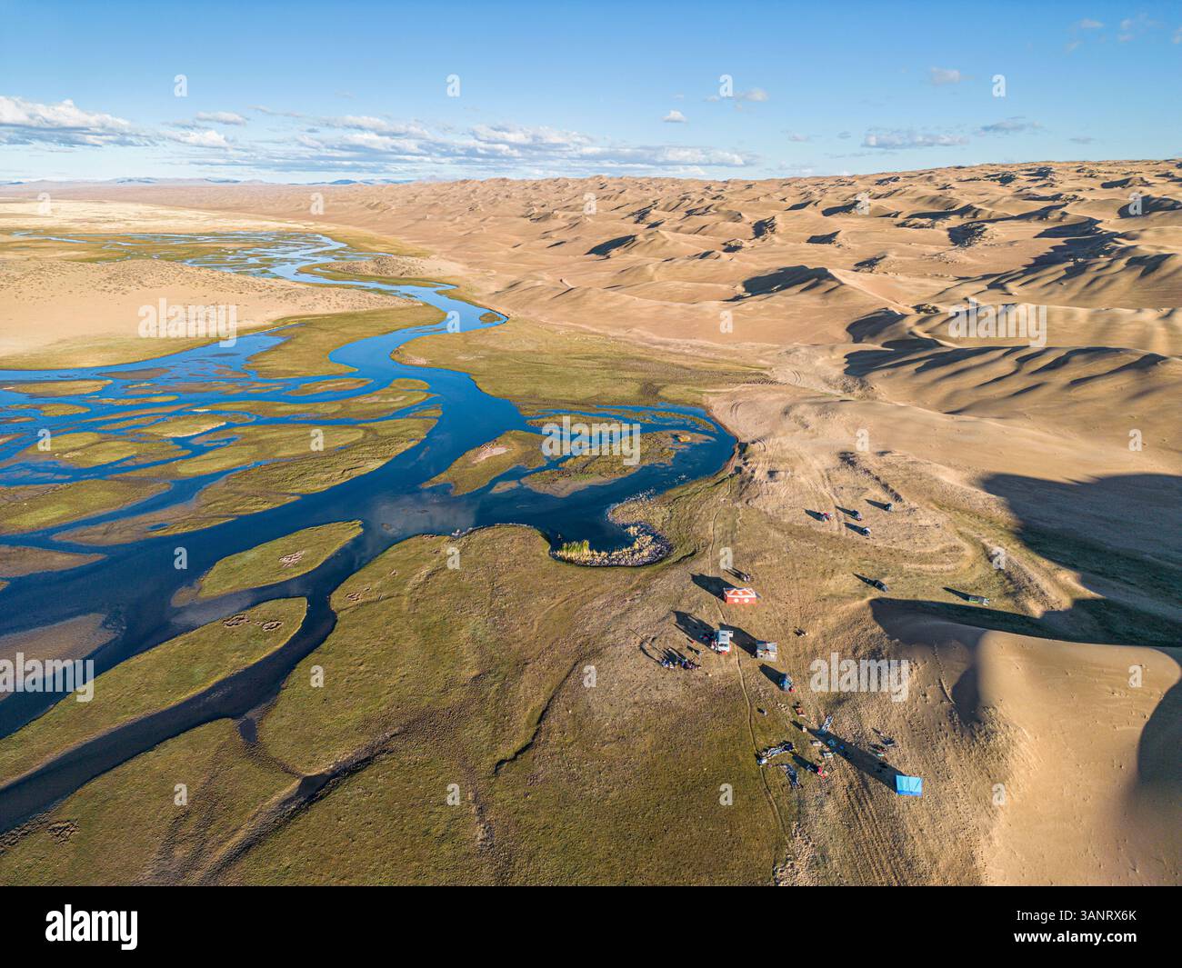 Vista aerea del lago Bayan con dune di sabbia, Santmargats, Zavkhan, Mongolia. Foto Stock