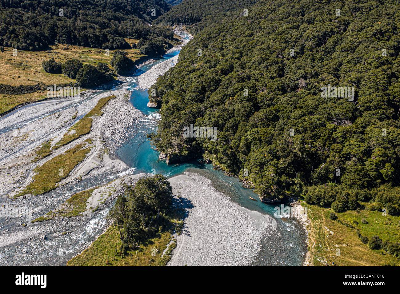 Vista aerea del fiume Wilkin trasparente nel Mount Aspiring National Park, Otago, nuova Zelanda. Foto Stock