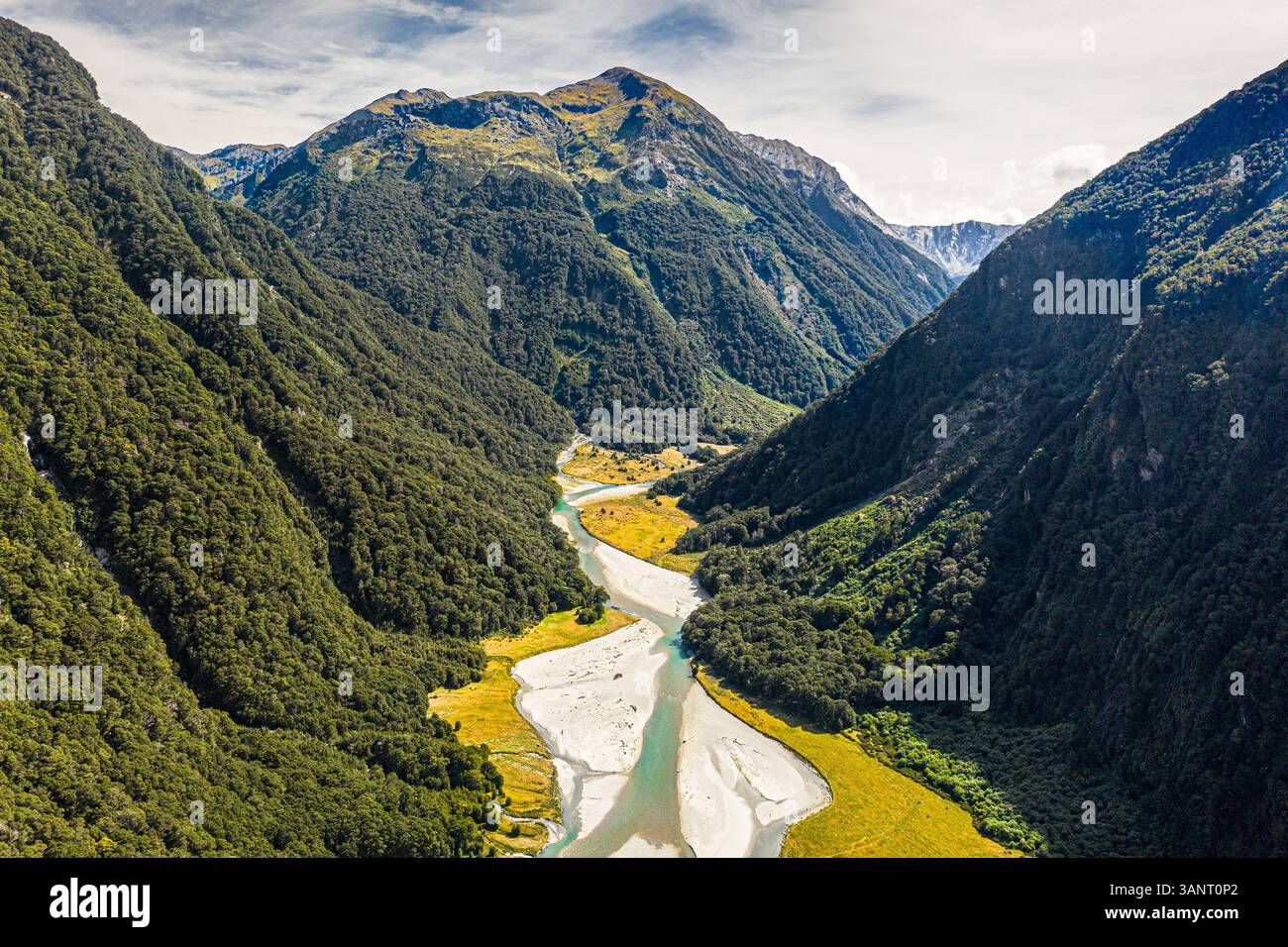 Veduta aerea del giovane fiume che scorre attraverso il Parco Nazionale del Monte Aspiring, Wanaka, Otago, nuova Zelanda. Foto Stock