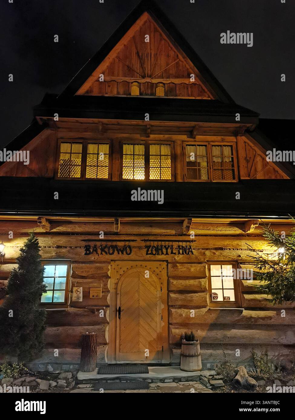 Bakowo Zohylina Niźnio è un ristorante rustico con una splendida architettura in legno a Zakopane, nella Polonia meridionale. - Immagine stock catturata con smartphone