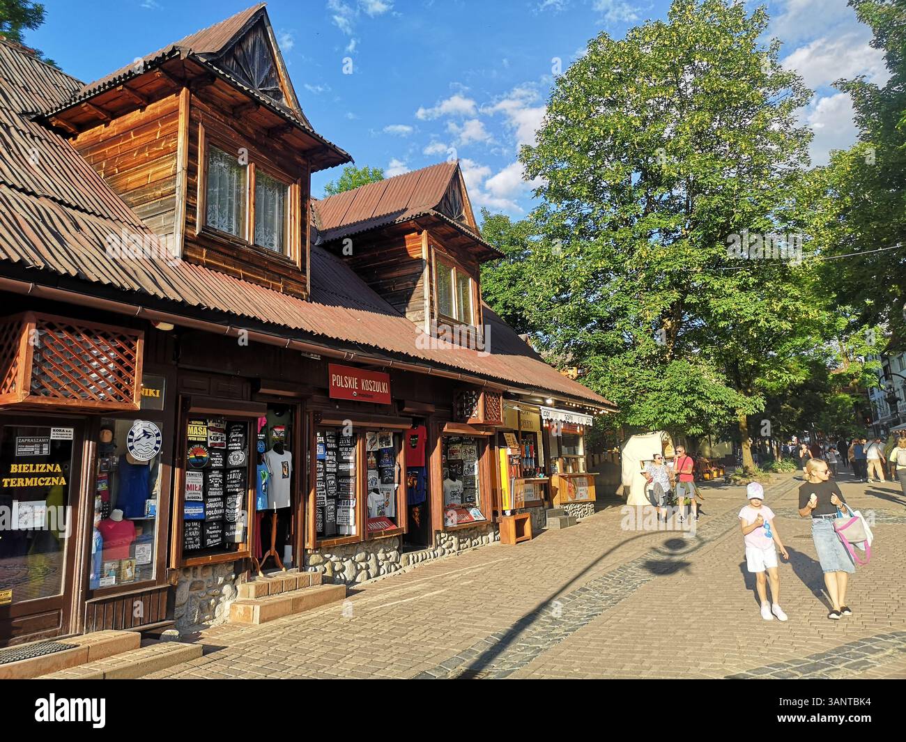 La strada principale di Krupowki a Zakopane, con una splendida architettura in legno in estate. Zakopane è una popolare gita di un giorno da Cracovia. - Immagine stock catturata con smartphone