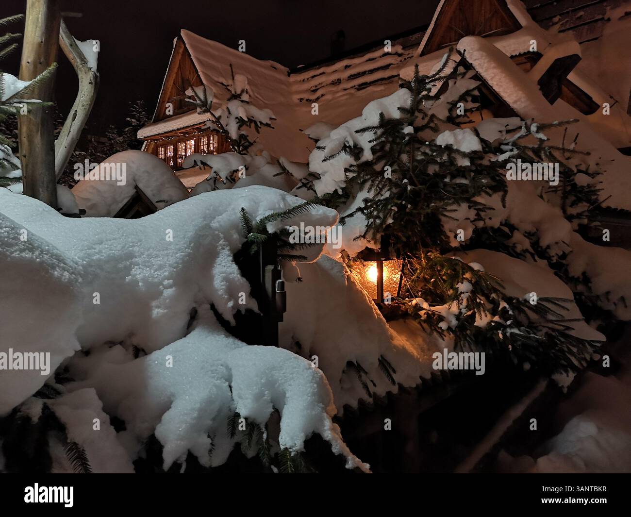 Bakowo Zohylina Niźnio è un ristorante rustico con una splendida architettura in legno a Zakopane, nella Polonia meridionale. - Immagine stock catturata con smartphone