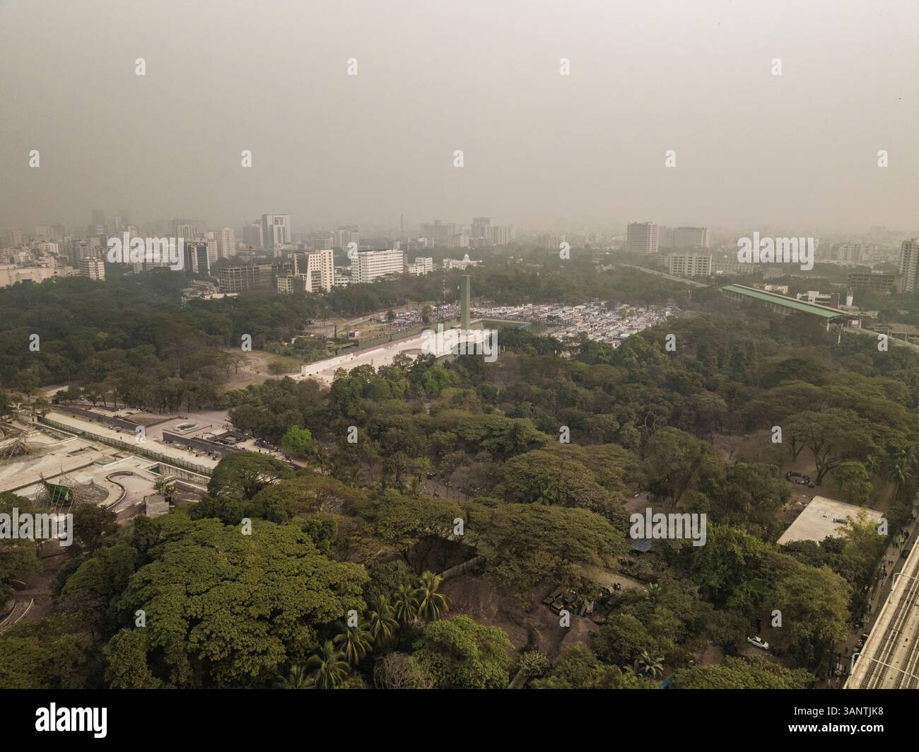 Vista aerea del museo dell'indipendenza circondato da alberi ed edifici in un fitto parco urbano, Dacca, Dacca, Bangladesh. Foto Stock
